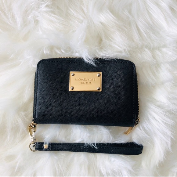 Michael Kors Handbags - Michael Kors wallet/wristlet